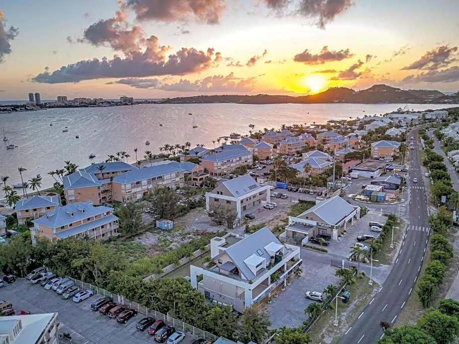 Cheerful Lemon Condo