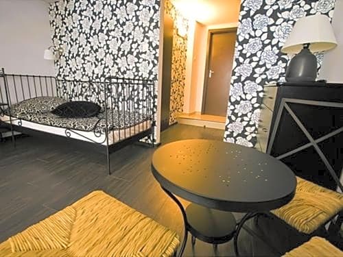 Pergamin Apartments
