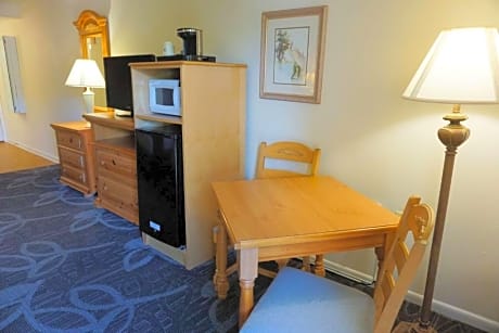 accessible - 2 queen - mobility accessible, communication assistance, roll in shower, patio, non-smoking, full breakfast