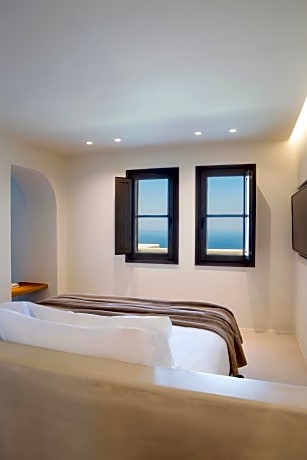 Superior Suite with Heated Plunge Pool and Sea View