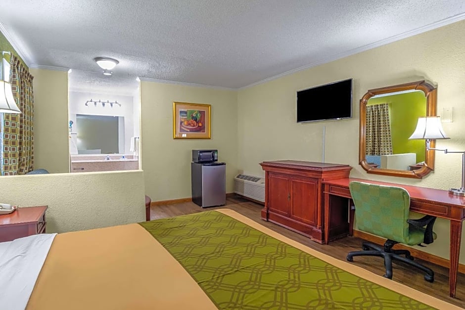 Rodeway Inn & Suites Fort Jackson