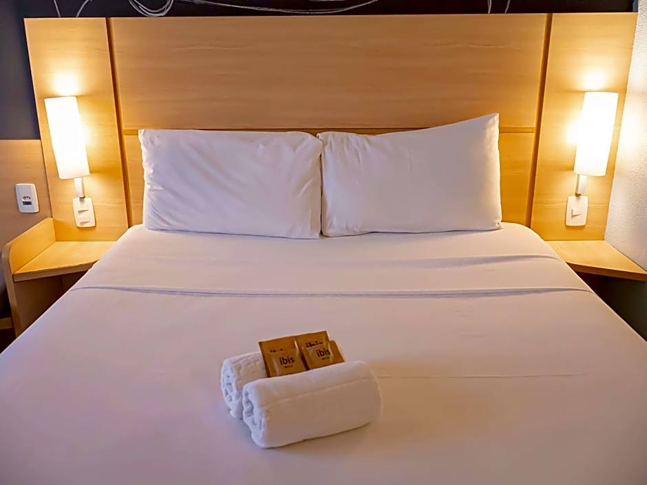 Foto 1 van 15 van Standard room with 1 double size bed and 1 twin bed for children up to 12