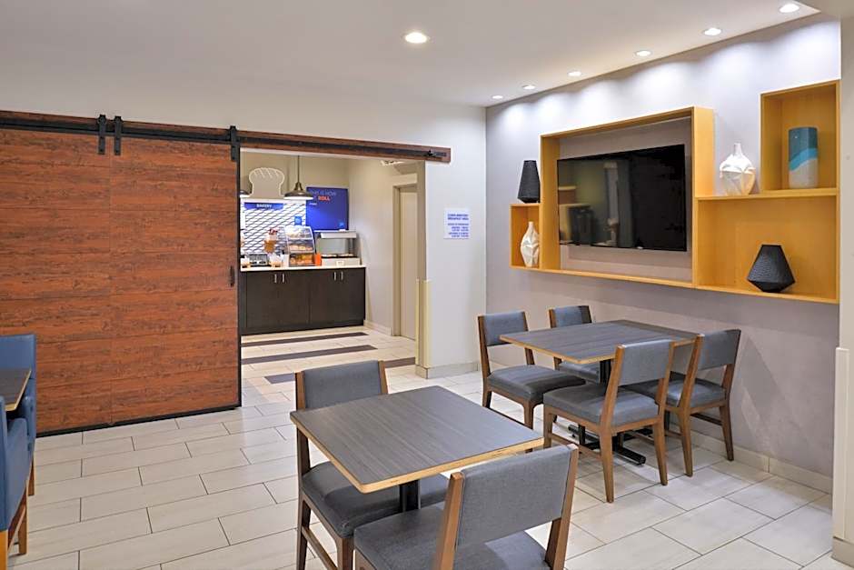 Holiday Inn Express Hotel & Suites Farmington By IHG