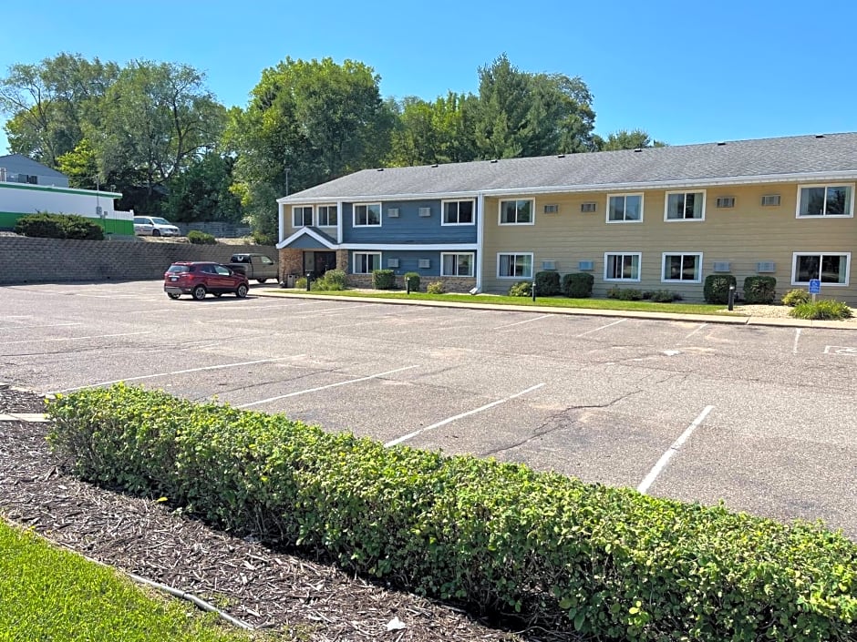 Nichols Inn & Suites