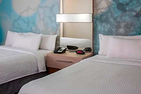 Queen Room with Two Queen Beds, Balcony and Adapted Tub - Mobility and Hearing Accessible