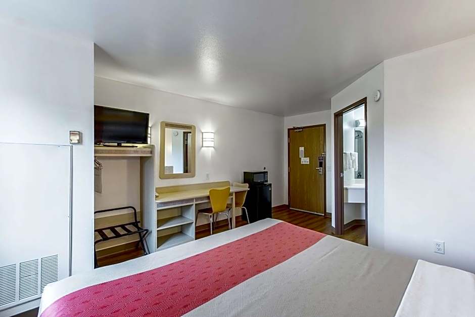 Motel 6-Baraboo, WI - Lake Delton-Wisconsin Dells