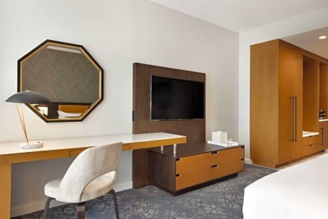 1 King Bed Hearing Accessible