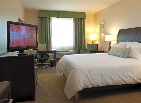 1 King Mobility/Hearing Accessible Ri Shwr