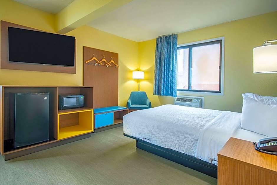 Days Inn & Suites by Wyndham Waterloo