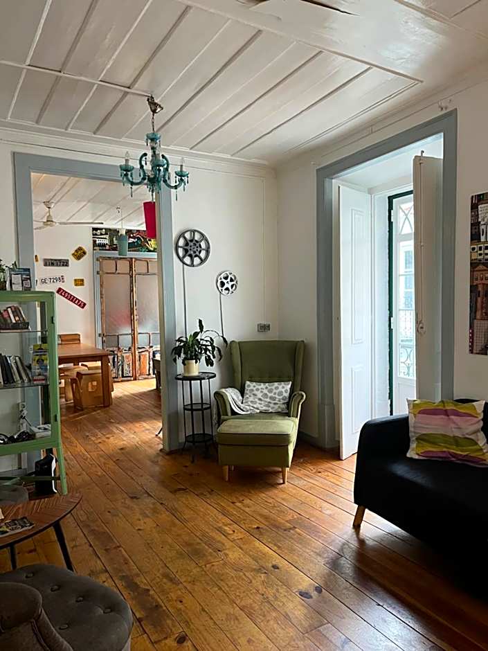 Alface Hall Hostel & Bar