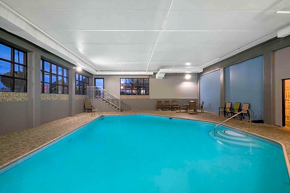 La Quinta Inn & Suites by Wyndham Knoxville East