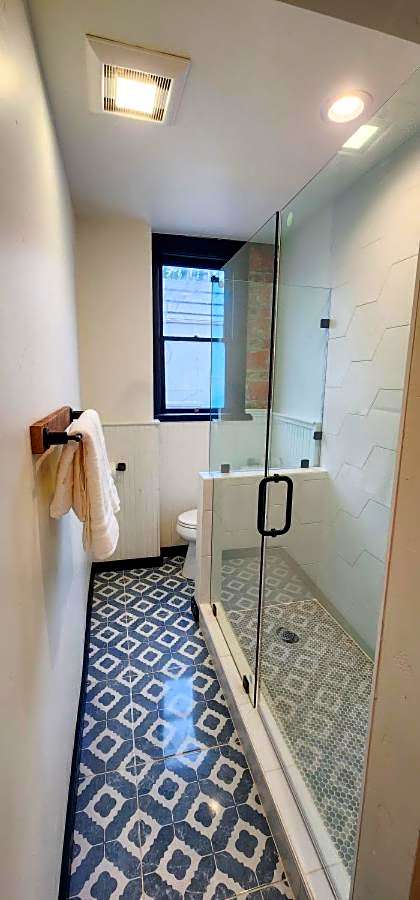 Speakeasy Suites Sleeps 18