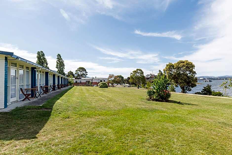 Riverfront Motel & Villas