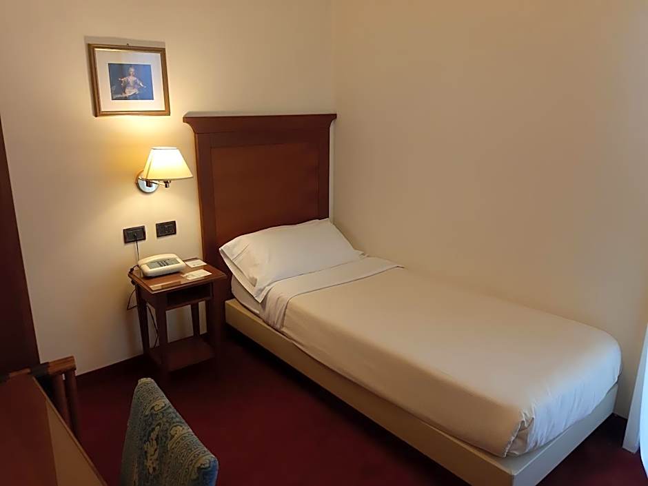 Photo 1 of 2 of Single Room