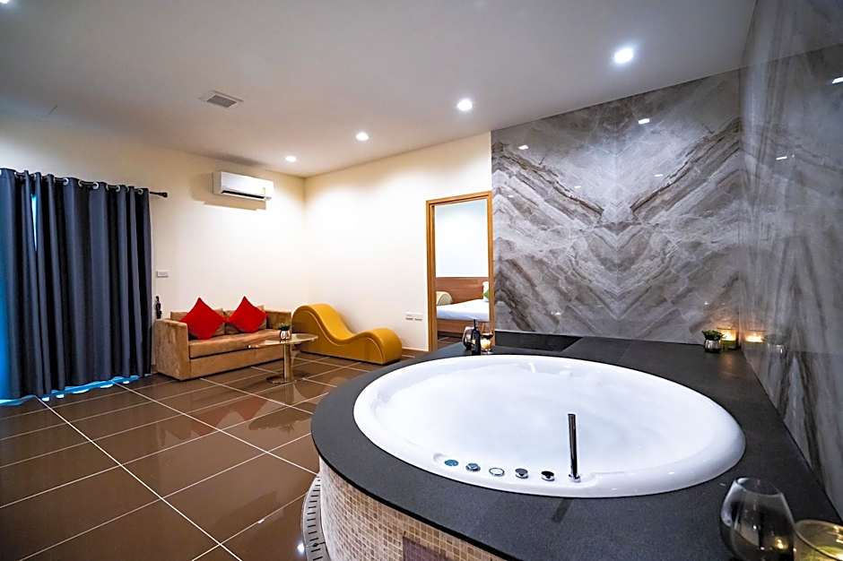 Photo 1 of 11 of Suite, Jacuzzi®