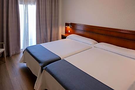 One-Bedroom Apartment with Bay View (2 Adults + 3 Children)