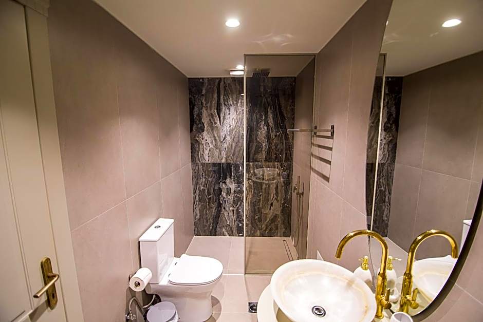 IO Luxury Pool & Hot Tub Suites