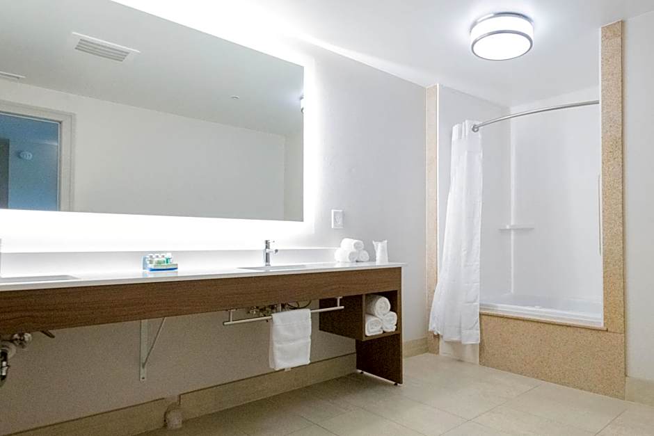Holiday Inn Express & Suites Lexington NW-The Vineyard by IHG