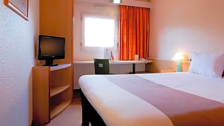 2 Adjacent Rooms