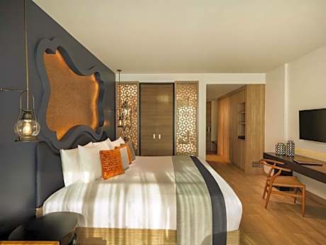 Deluxe Room 1 King bed – Pool View