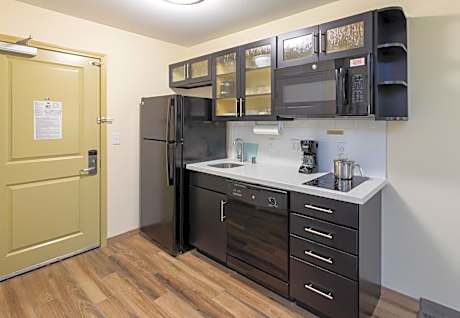 1 Queen Studio Suite