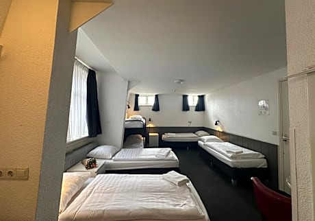 6 Person Private Room