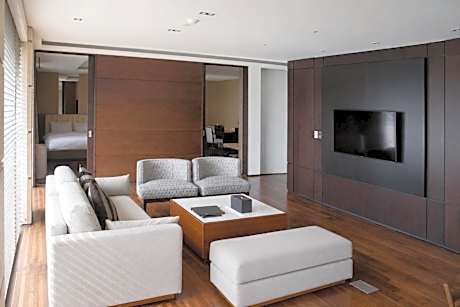 Corner Suite Family Room