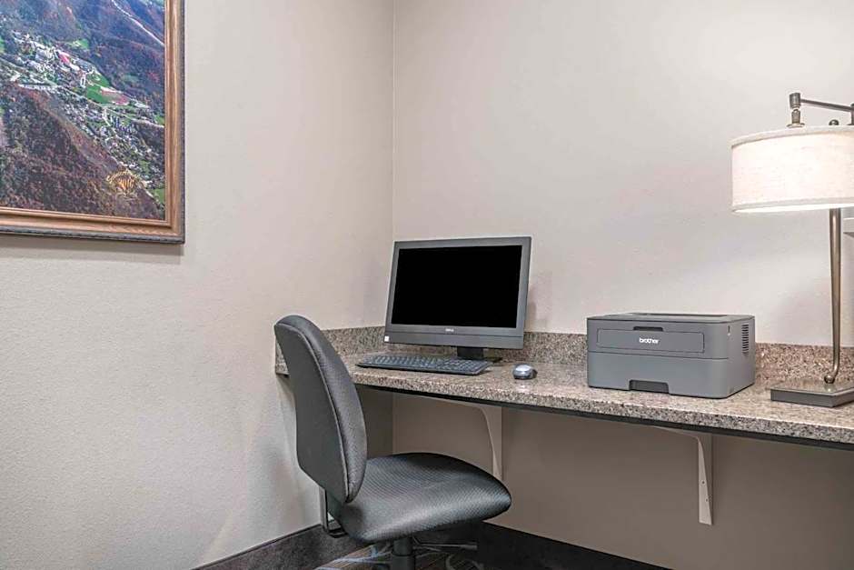 AmericInn by Wyndham Windom