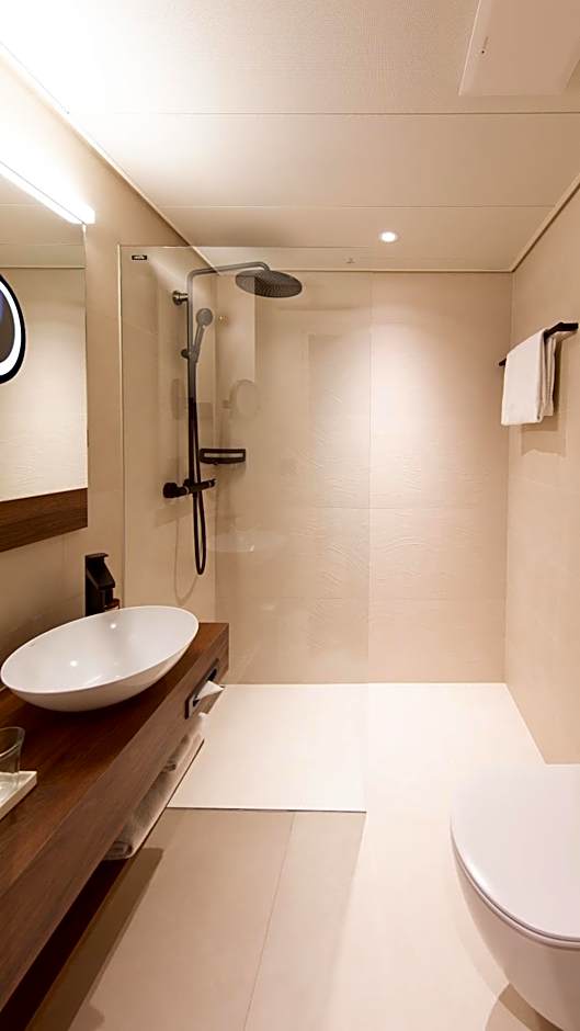 HOTEL illuster - Urban & Local