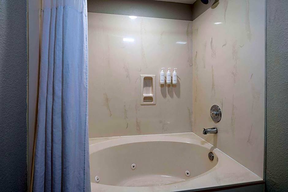 Days Inn & Suites by Wyndham Commerce