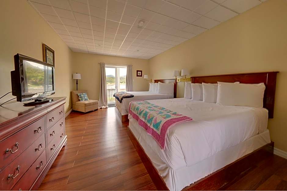 Photo 1 of 7 of 1 Queen Bed Suite, Sea View