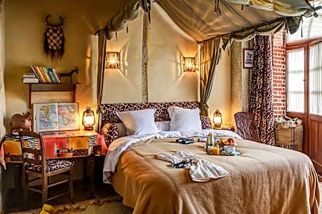 Double Room with Private Bathroom ( Safari )