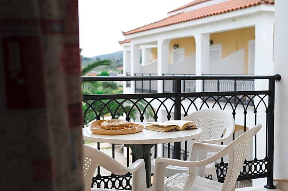 Village Inn Studios & Family Apartments