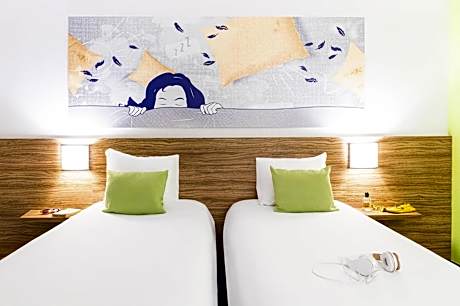 2 Adjacent Rooms