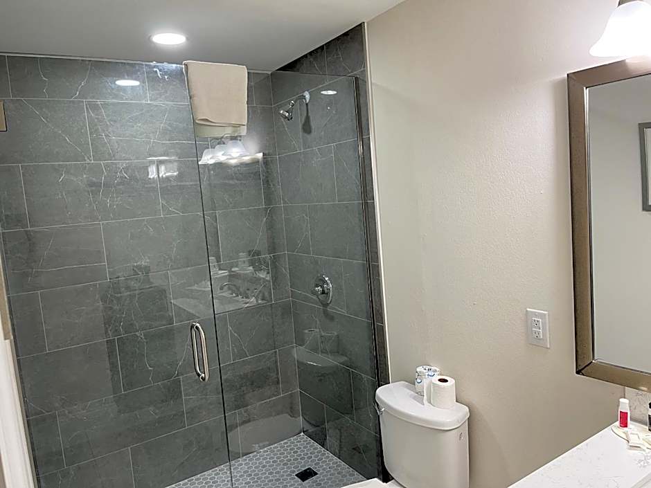 All-New, Ground-Floor, Huge Pool, Tiki Bar & Grill