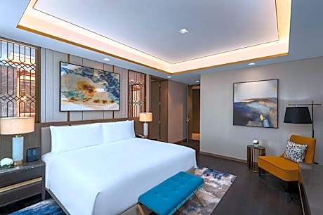 Deluxe One-Bedroom King Suite