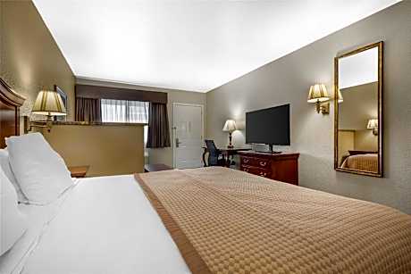 1 King Bed, Nonsmoking, Sofabed, Wireless