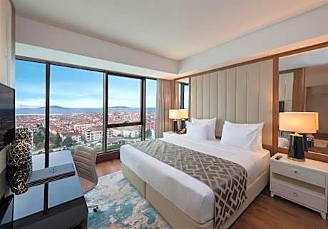 Suite with King Size Bed, Sea View