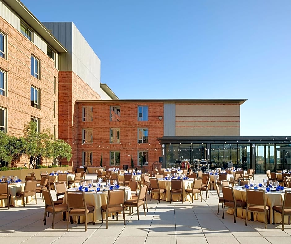 UCLA MEYER AND RENEE LUSKIN CONFERENCE CENTER