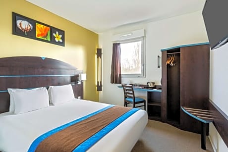 Family Queen Room with Two Single Beds