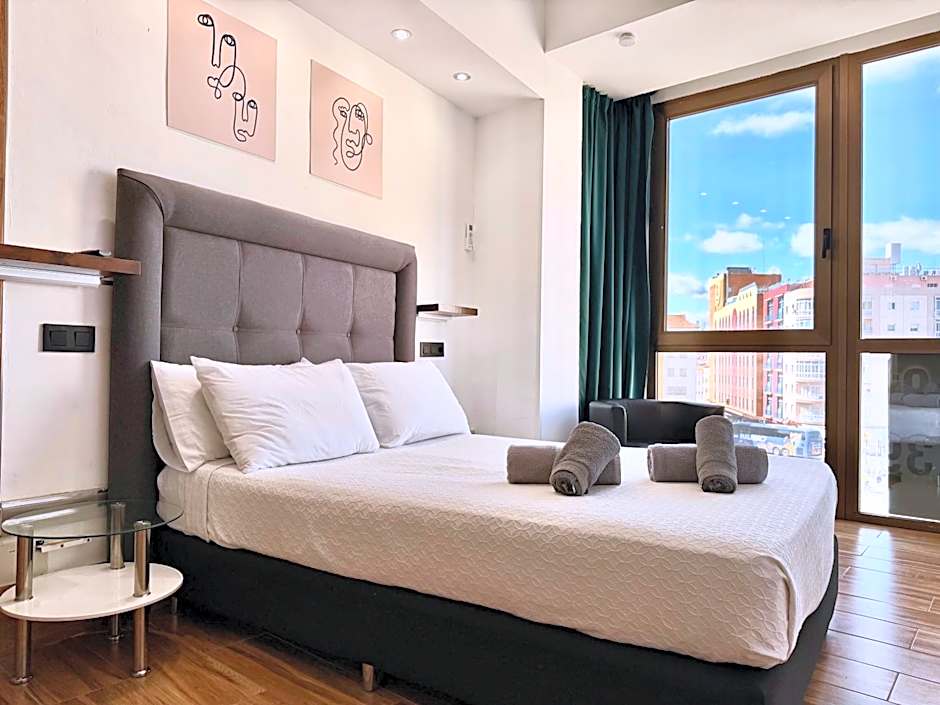 Ilustre - City-View Rooms with AC in Málaga's Old Town - Steps from Calle Larios and the Thyssen