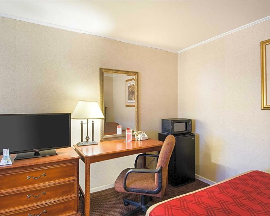 Econo Lodge Inn & Suites
