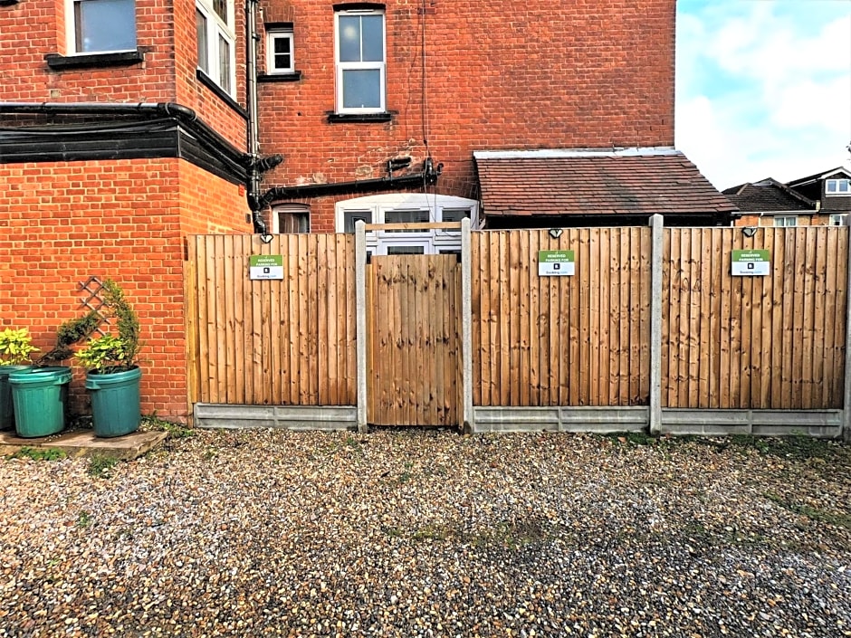 Ricky Road Guest House - Premium