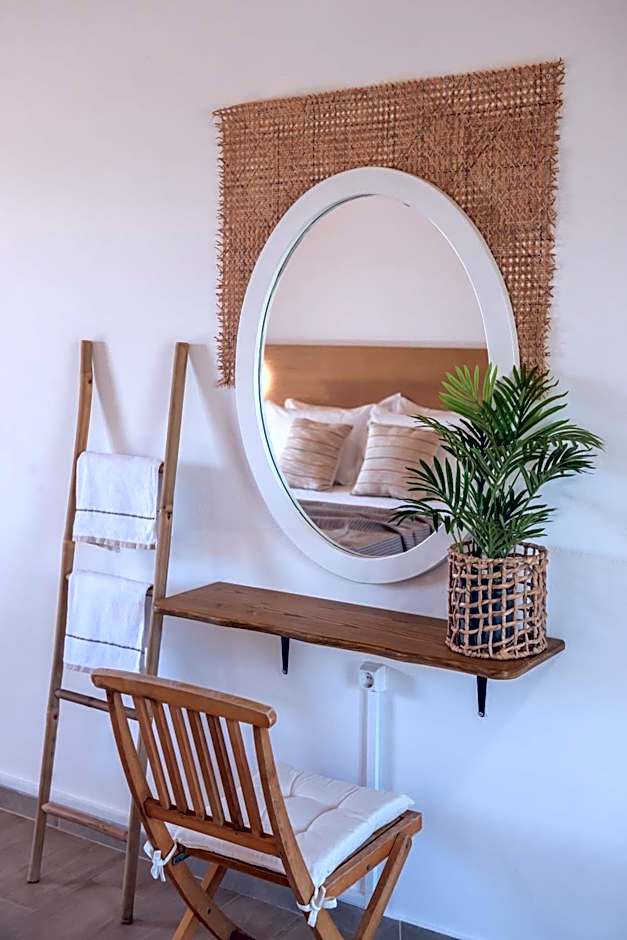 Santa Maroma Rooms & Houses