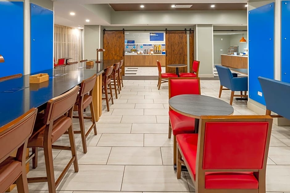 Holiday Inn Express Hotel & Suites Salisbury - Delmar By IHG