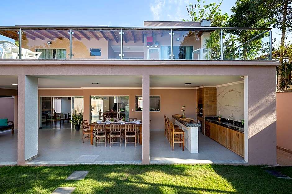 Muito espaço para criançada brincar! Casa com Piscina e Churrasqueira Privativa! Até 14Pax