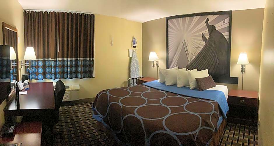 Super 8 by Wyndham Chisago City