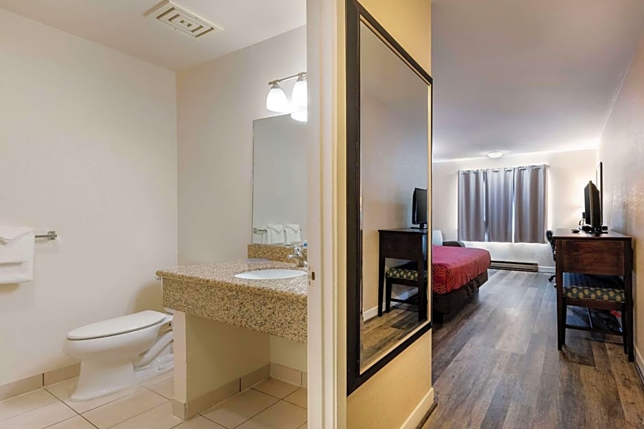 Econo Lodge Bay Breeze