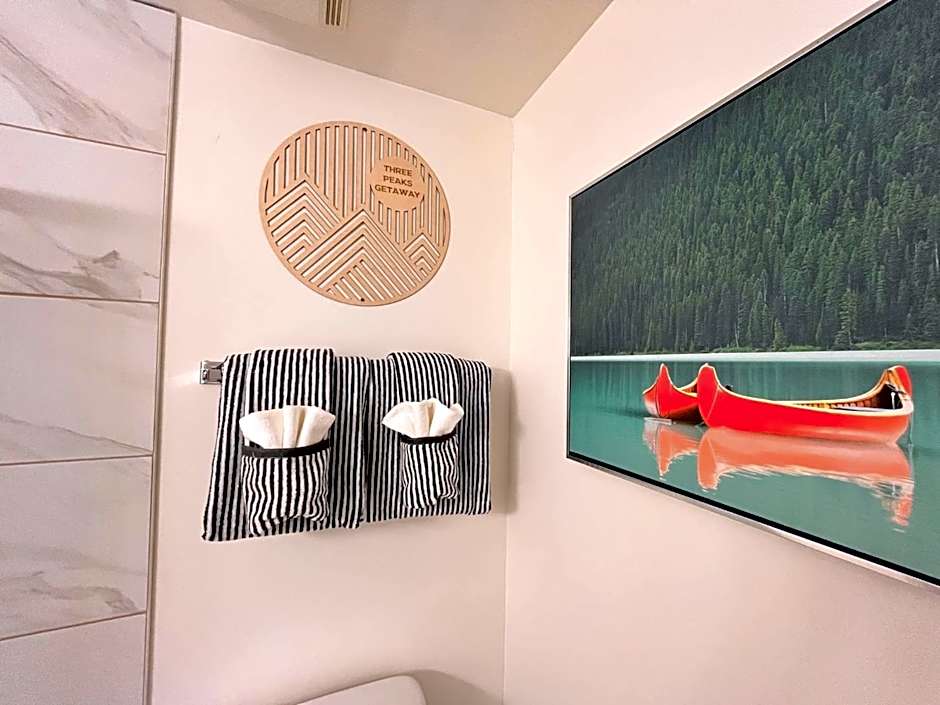 Three Peaks Getaway Jacuzzi Suite - sleeps 4