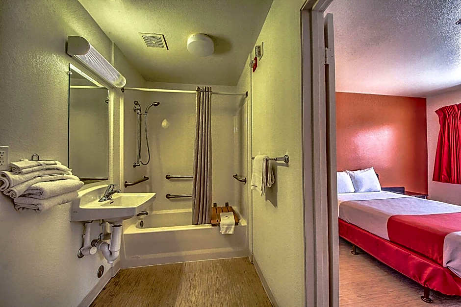 Motel 6 San Antonio, Tx Six Flags Fiesta TX - La Cantera Area
